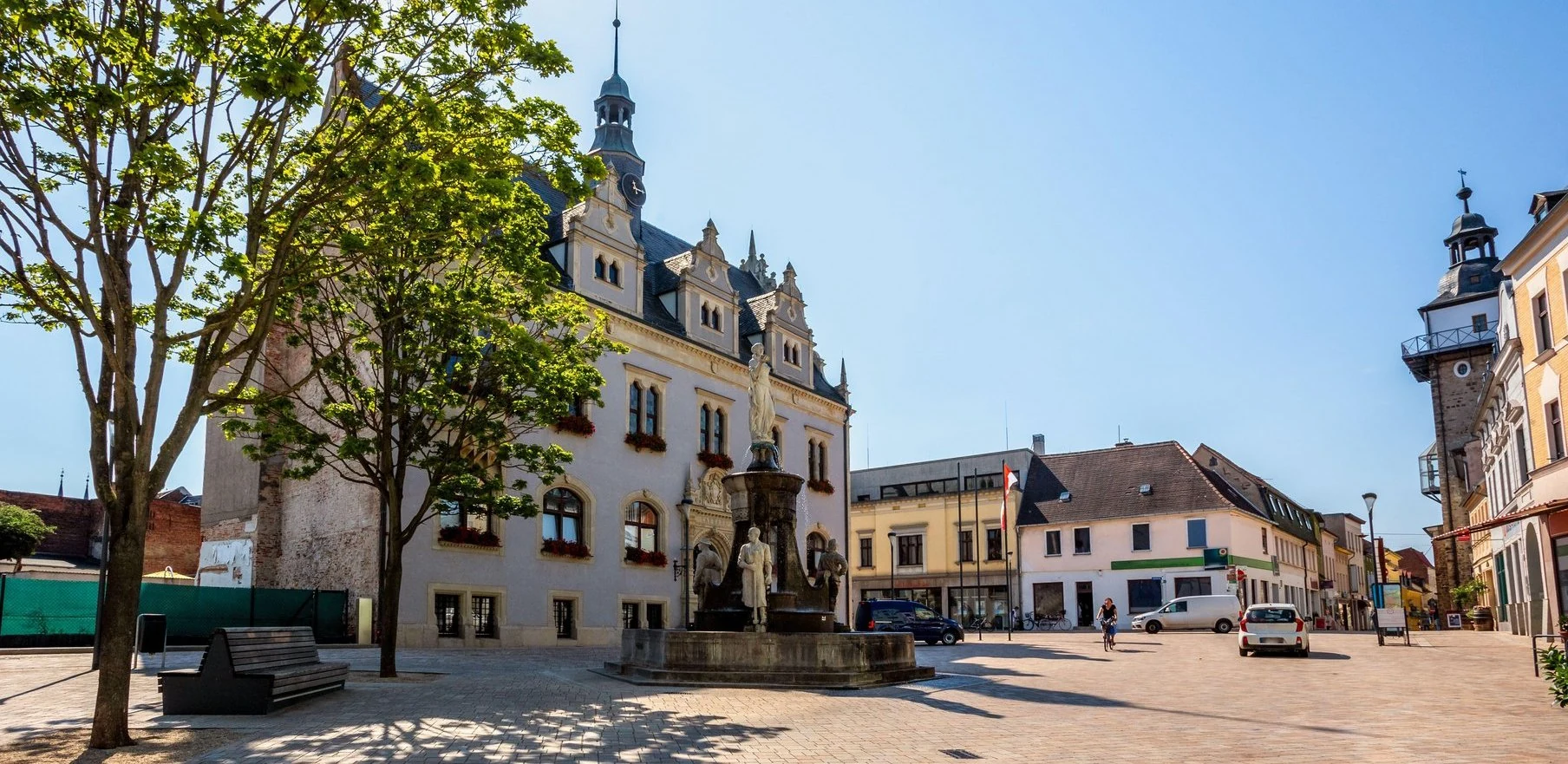 Marktplatz in Schönebeck (Elbe) mit Rathaus und Brunnen